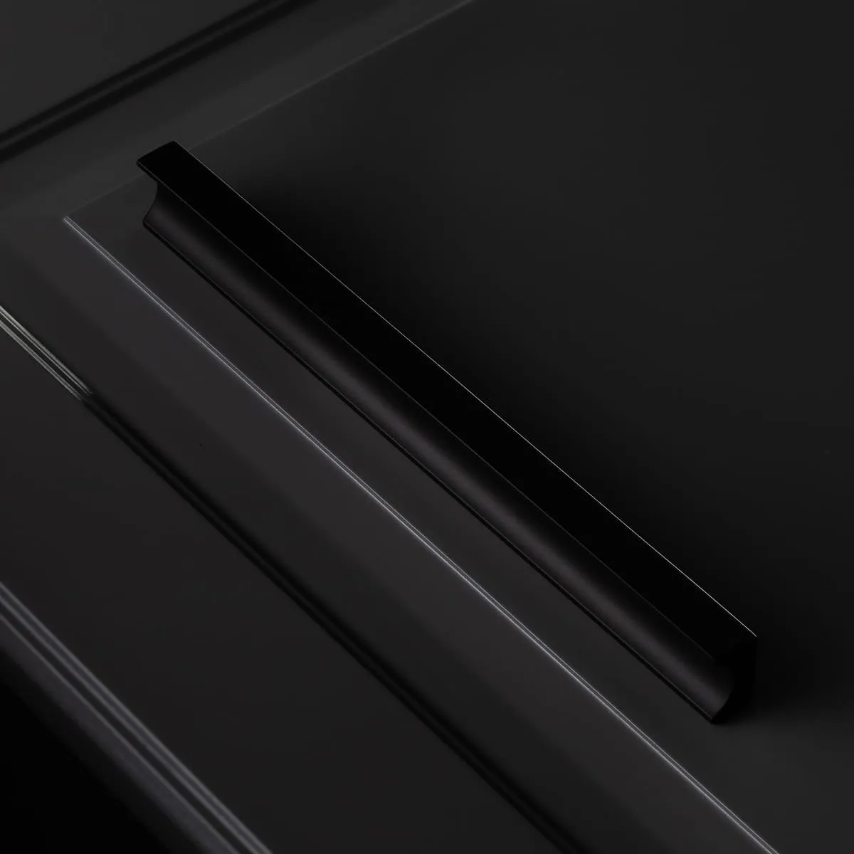 Ручка мебельная алюминиевая GROOVE 160мм/190мм, черный матовый GTV UA-GROOVE-160-20M 26132 Ручка мебельная алюминиевая GROOVE 160мм/190мм, черный матовый - фото 5