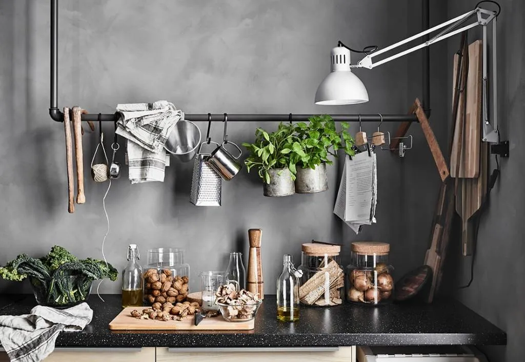 Рейлинг: «вешалка» для аксессуаров, которая сделает вашу кухню уютной и практичной